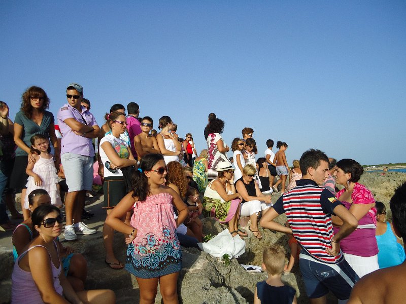foto angelo aretano (66).JPG - Sulla scogliera di Via Tamarix, si attende il passaggio della processione al mare.